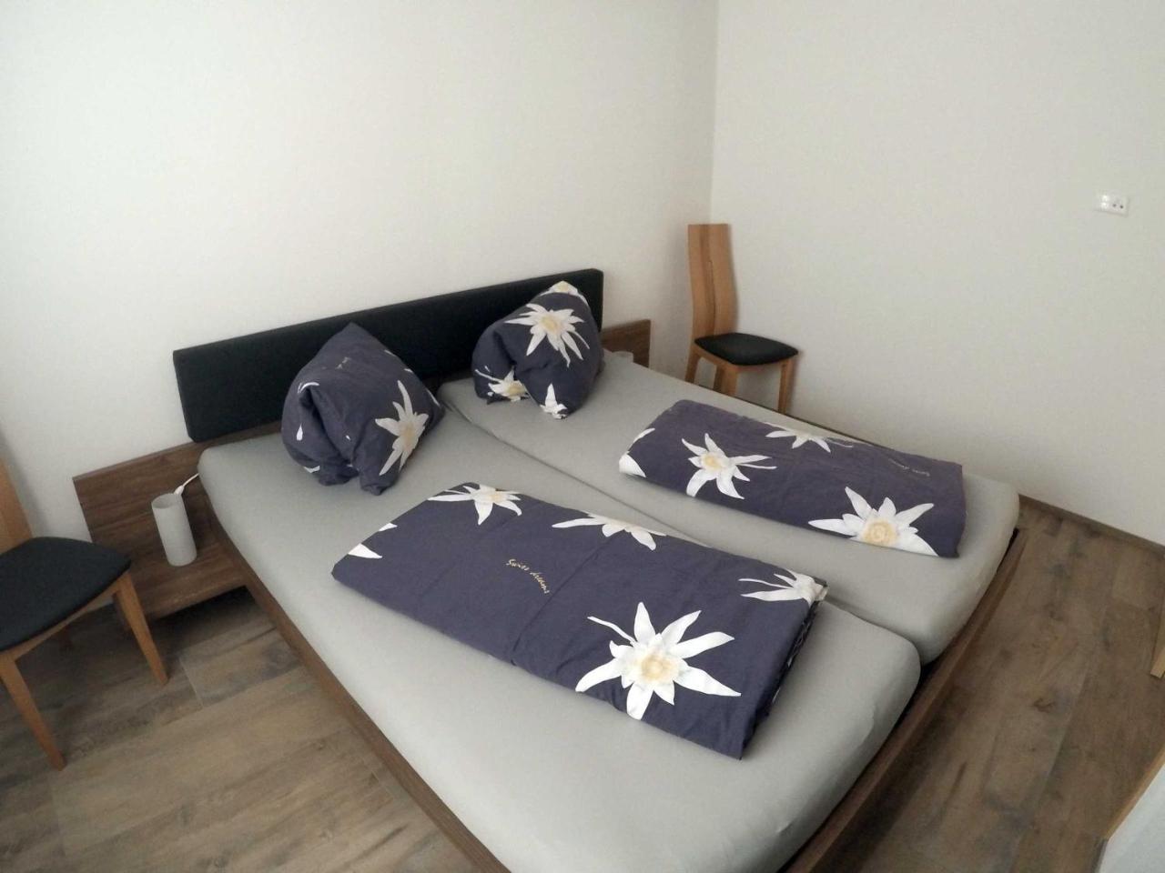 Haus Baracca Apartment Vella Bagian luar foto